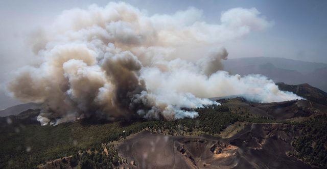 Der Waldbrand konnte sich aufgrund der Trockenheit und der ungünstigen Wetterbedingungen über den Naturpark Cumbre Vieja ausbreiten. Foto: EFE
