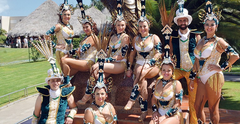 Tänzerinnen und Tänzer einer Karnevalsgruppe beim Fotoshooting im Loro Parque. Foto: Moisés Pérez