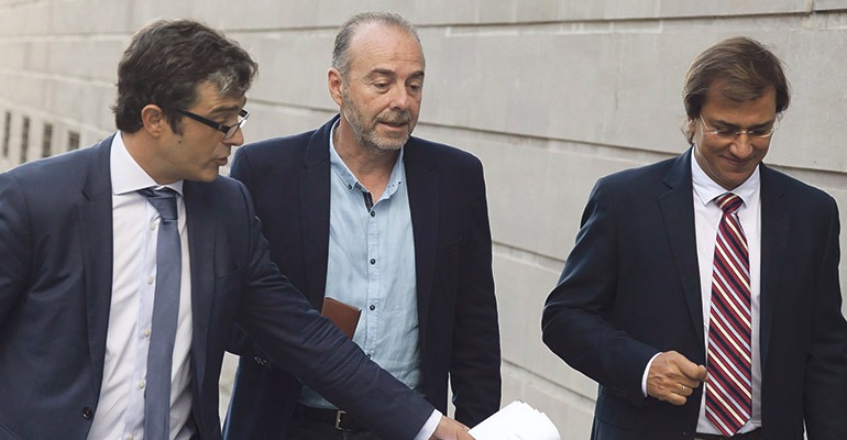 Miguel Zerolo (Mitte) in Begleitung von Anwälten auf dem Weg zum Gericht. Foto: EFE