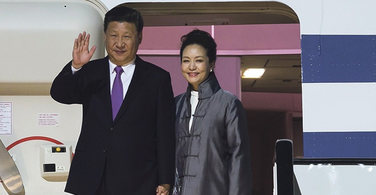 Am späten Abend des 23. November landeten Chinas Staatspräsident und Ehefrau Peng Liyuan, die Karriere als chinesische Folksängerin machte, auf dem Flughafen von Gran Canaria. Foto: EFE