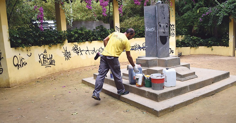 Das „Monumento alusivo al clima“ von José Blasco und weitere drei Kunstwerke wurden von Schmierfinken verschandelt. Foto: Ayuntamiento de Santa Cruz