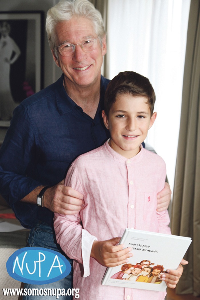 Richard Gere mit Gari, dessen Schicksal ihn berührt hat. Dem Jungen wurden 2011 fünf Organe erfolgreich transplantiert. Der heute 10-Jährige kann mittlerweile ein fast normales Leben führen. Richard Gere sei ein Mensch, der eine spezielle Energie ausstrahle, sagte Garis Mutter Nerea. Es sei für die Eltern beeindruckend gewesen, zu erleben, wie sehr ihn die Schicksale ihrer Kinder bewegten. „Wir wollen diesen Moment auch mit all den Familien teilen, die uns im schlimmsten Moment ihres Lebens eine zweite Chance für unsere Kinder schenken. Auch ihre Engel waren heute bei uns.“ Foto: nupa