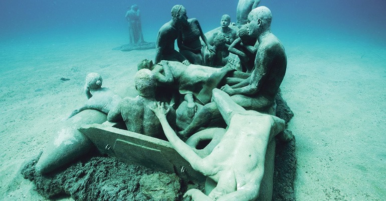 Das „Floß von Lampedusa“ ist eines der Werke von Jason deCaires Taylor im Unterwassermuseum von Lanzarote. Als Vorbild diente ihm „Das Floß der Medusa“ von Théodore Géricault. Taylor setzte mit dieser Skulptur den vielen Migranten und Flüchtlingen, die im Atlantik ums Leben gekommen sind, ein Denkmal. Foto: Museo Atlántico
