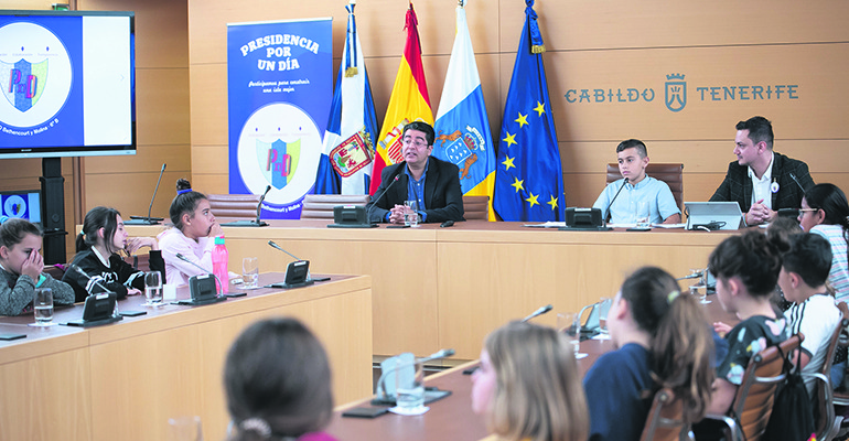 Kinderpräsident Florentín Magdaleno (2.v.l.) und seine Mitschüler aus der Klasse 6B zusammen mit Inselpräsident Pedro Martín (Mitte) im Plenarsaal des Inselrates Foto: CABTF