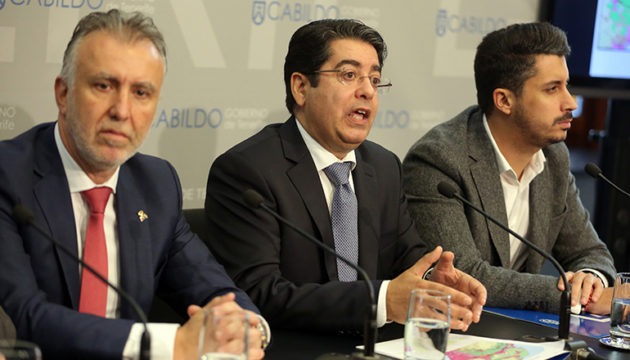 Die Sozialisten Ángel Víctor Torres (l.), Pedro Martín (M.) und Luis Yeray Gutiérrez (r.) bei der Pressekonferenz, in der die Wiederaufnahme des seit 12 Jahren in der Schublade liegenden Straßenbauprojektes bekannt gegeben wurde. Foto: EFE