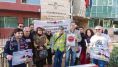 Gegner protestierten vor dem Amt für Gleichstellung in Murcia gegen das sogenannte „veto parental“. Foto: EFE
