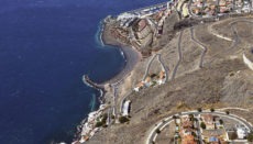 Der Strand La Nea an der Ostküste Teneriffas im Gemeindegebiet El Rosario ist wieder zum Baden freigegeben, nachdem Tests der Gesundheitsbehörden ergeben haben, dass die Wasserqualität wieder gut ist. Foto: Fotos Aereas de Canarias