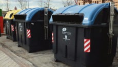 Auf achtzehn Routen, die sich rumänische Familien in Madrid untereinander aufgeteilt hatten, steuerten die Altpapier-Diebe regelmäßig die blauen Container an und fischten das eingeworfene Material wieder heraus. Foto: EFE