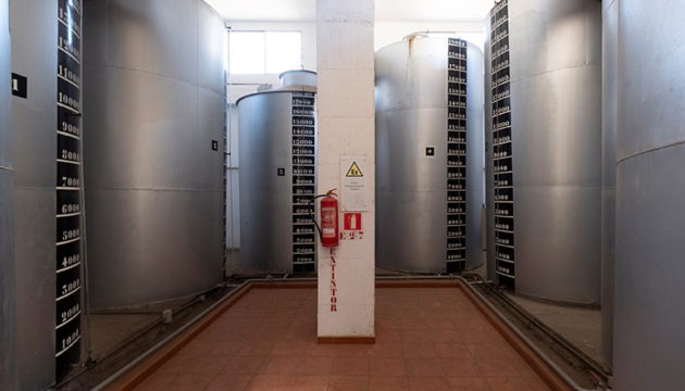 In den Behältern von bis zu 19.000 Litern Fassungsvermögen wird nun medizinischer Alkohol hergestellt. Foto: EFE