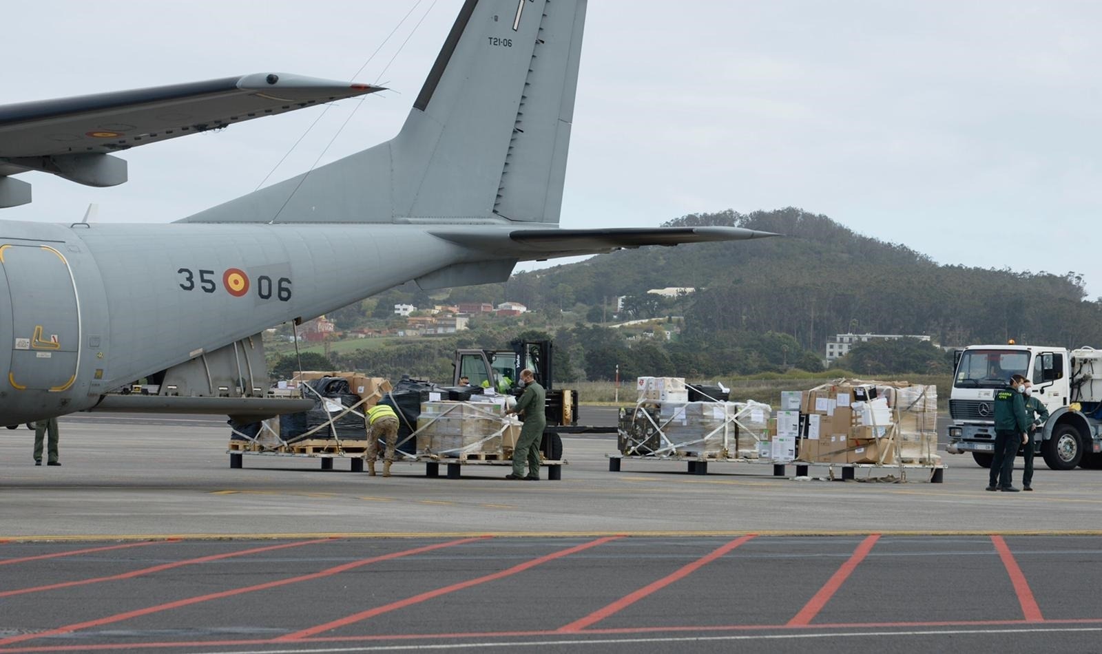 Militärmaschinen brachten das so dringend gebrauchte Material auf die Inseln. Crédito: Gobierno de Canarias