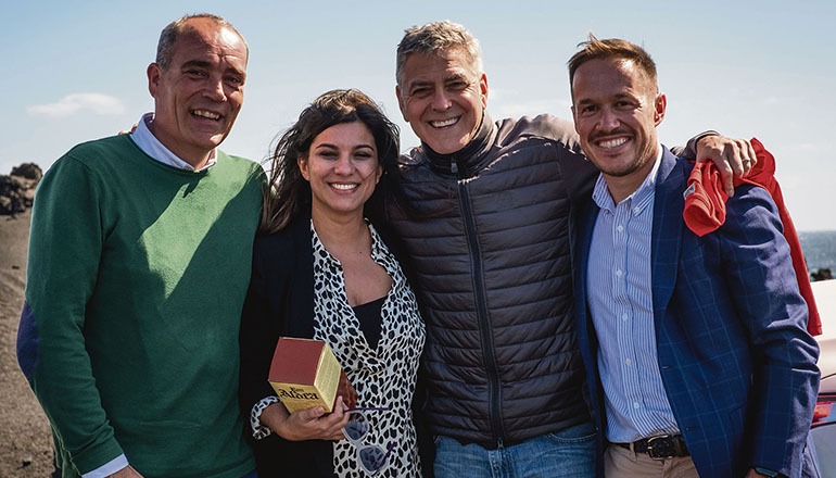 Gonzalo Pascual (l.), María José Manso von der La Palma Film Commission und der Präsident des Cabildos von La Palma, Mariano H. Zapata (r.), mit George Clooney Foto: cabildo de la palma