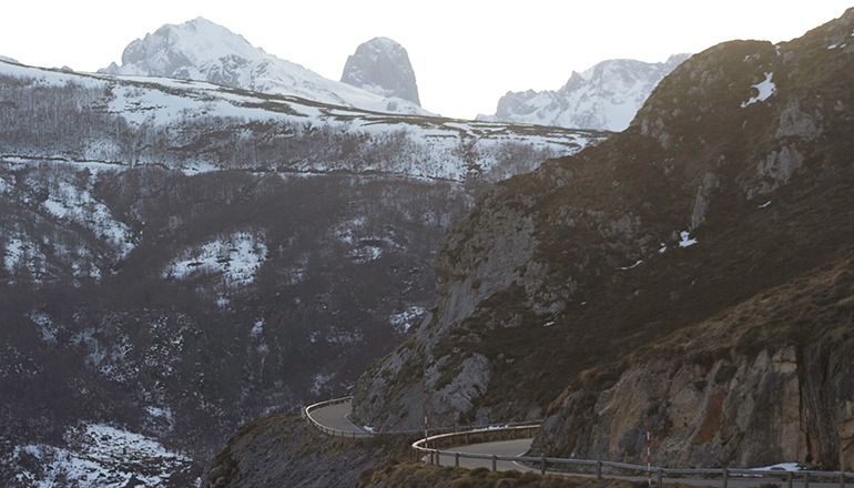 Blick auf die Straße, die von Asturias über Arenas de Cabrales und Sotres zum winzigen Ort Tresviso in Kantabrien führt. Die nur etwa zwanzig Bewohner des Ortes nehmen die Ausgangsbeschränkungen gelassen, denn sie sind die Isolation gewohnt; wenn es im Winter schneit, können sie ihre Häuser manchmal tagelang nicht verlassen. Foto: EFE