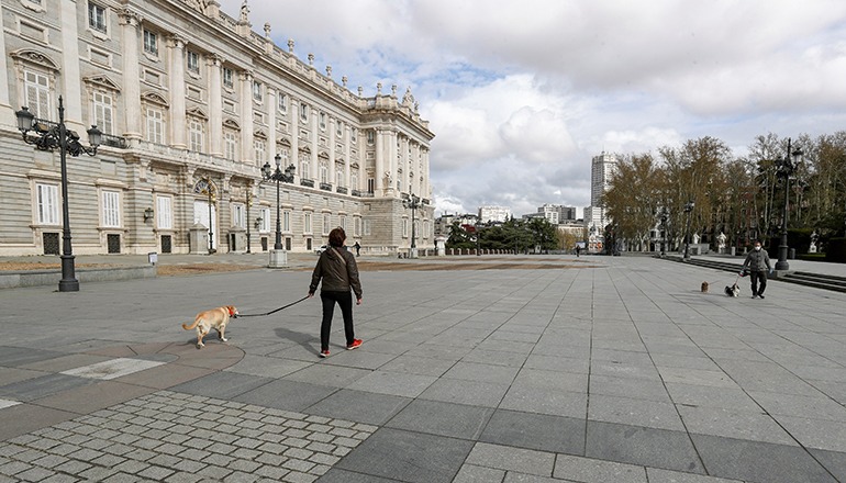 Gassi gehen vor dem Palacio Real in Madrid Foto: EFE