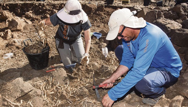 Die Archäologen der Grabungsgesellschaft Tibicena bei der Arbeit an der Fundstätte. Es werden in der Umgebung noch mindestens zwei weitere ähnliche Anlagen vermutet.  Fotos: Cabildo de Gran Canaria/EFE