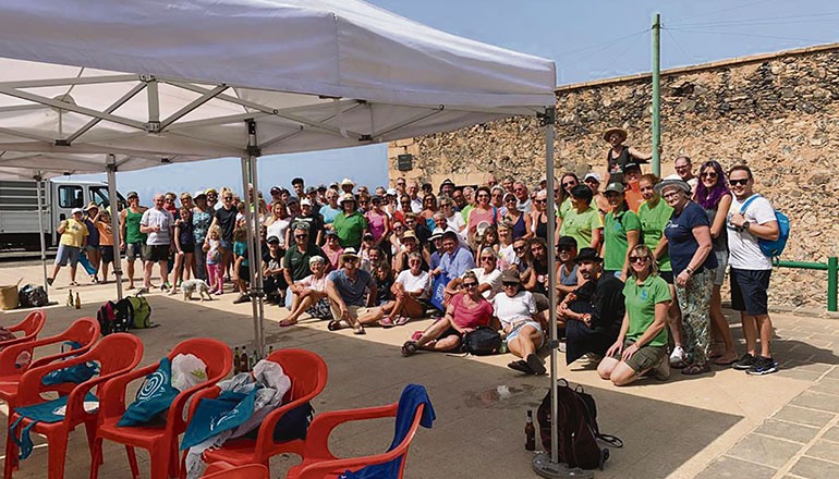 Gruppenbild der 135 Helfer, die dem Aufruf der Initiative “Limpia Cofete” in diesem Jahr gefolgt sind. Fotos: Limpia Cofete