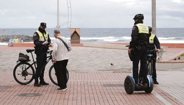 Polizisten kontrollieren einen Passanten in Las Palmas de Gran Canaria Foto: EFE