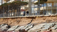 Castell-Platja d'Aro in der Provinz Girona ist eine der Küstenstädte, die am schlimmsten durch den Sturm Gloria geschädigt wurden. Das beliebte Tourismusziel an der Costa Brava will seine Promenade bis zum Sommer wieder in instand setzen. Kostenpunkt der Maßnahme: 1,8 Millionen Euro Foto: EFE