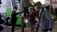 Santa Cruz: Beamte der Lokalpolizei verteilten Einweg-Mund-Nasen-Schutz am Busbahnhof von Santa Cruz de Tenerife. Foto: EFE