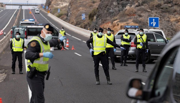 Am Karfreitag kontrollierten Beamte der Guardia Civil auf Teneriffas Südautobahn jedes Fahrzeug. Wer keinen triftigen Grund hatte, unterwegs zu sein, musste umdrehen. Fotos: EFE