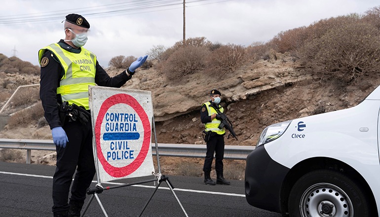 Am Karfreitag kontrollierten Beamte der Guardia Civil auf Teneriffas Südautobahn jedes Fahrzeug. Wer keinen triftigen Grund hatte, unterwegs zu sein, musste umdrehen. Fotos: EFE