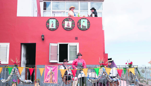 Die Einwohner von Tegueste feierten ihren Schutzpatron San Marcos in diesem Jahr nicht mit einem bunten Umzug, sondern jede Familie für sich auf dem heimischen Balkon oder der Terrasse. Fotos: EFE