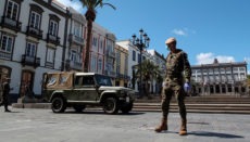 Soldaten wachen über die Einhaltung der Ausgangssperre auf der Plaza de Santa Ana in Las Palmas de Gran Canaria. Foto: EFE
