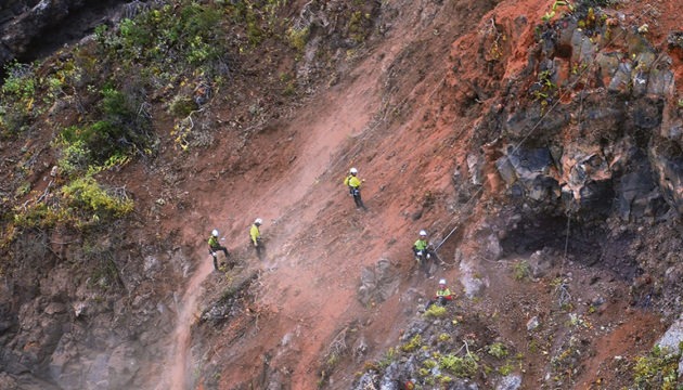 Höhenarbeiter verschafften sich ein Bild von der Felsbeschaffenheit. Foto: Moisés Pérez