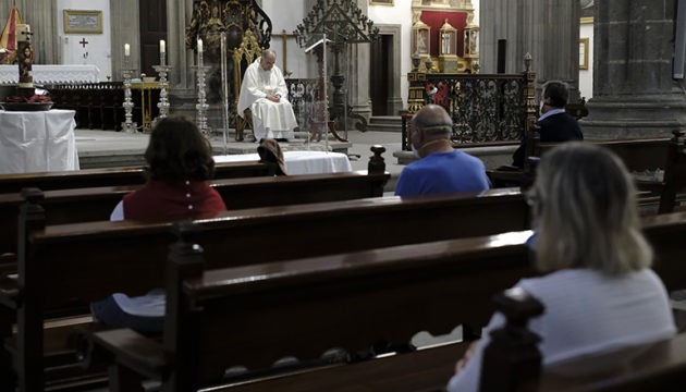 Den ersten Gottesdienst in der Kathedrale Santa Ana in Las Palmas feierte Bischof Francisco Cases. Foto: EFE