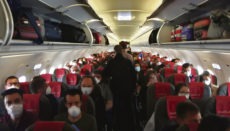 Passagiere des Fluges von Iberia Express am 10. Mai von Madrid nach Gran Canaria posteten Bilder, die zeigten, dass die Maschine fast voll war. Der Fernsehsender TVE sprach von einer Belegung von 86% (155 von 180 Plätzen). Foto: EFE