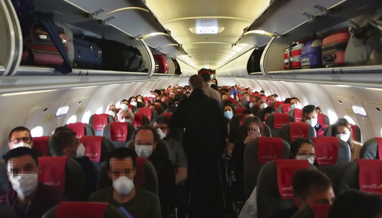 Passagiere des Fluges von Iberia Express am 10. Mai von Madrid nach Gran Canaria posteten Bilder, die zeigten, dass die Maschine fast voll war. Der Fernsehsender TVE sprach von einer Belegung von 86% (155 von 180 Plätzen). Foto: EFE