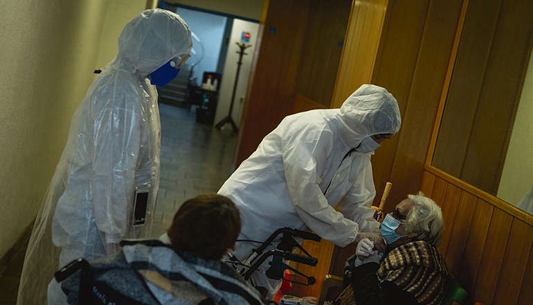 Freiwillige Helfer von „Open Arms“ helfen beim Transport von Senioren aus einem Altenheim in Barcelona in ein Krankenhaus. Foto: EFE