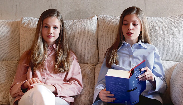 Prinzessin Leonor (l.) und Infantin Sofía (r.) haben am 23. April, dem Welttag des Buches, an der virtuellen öffentlichen Lesung des Don Quijote teilgenommen. Foto: EFE