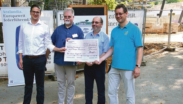 Eine Spende in Höhe von 20.000 Euro für die Loro Parque Fundación, übergeben am Netzpatentag.