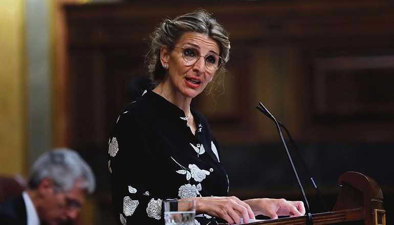 Die spanische Arbeitsministerin Yolanda Díaz während eines Redebeitrags im Parlament Foto: EFE