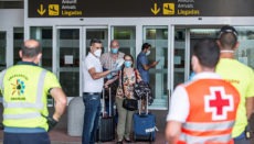 Die Fluggäste wurden bei der Ankunft über die Quarantänemaßnahmen informiert, die für sie aufgrund des Vorfalls festgelegt wurden. Foto: EFE