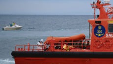 Der Rettungskreuzer „Salvamar Mizar“ brachte die 39 Insassen der Patera im Hafen von Gran Tarajal auf Fuerteventura an Land. Foto: EFE