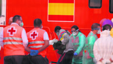 Mitarbeiter des Roten Kreuzes übernahmen im Hafen von Los Cristianos die Erstbetreuung der Bootsflüchtlinge. Foto: EFE
