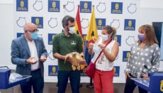Gran Canarias Cabildo-Präsident Antonio Morales nahm zusammen mit dem Leiter des Zentrums für Wildtiere und der Umweltbeauftragten Stellung zu dem neuen Umweltproblem. Foto: Cabildo de Gran Canaria