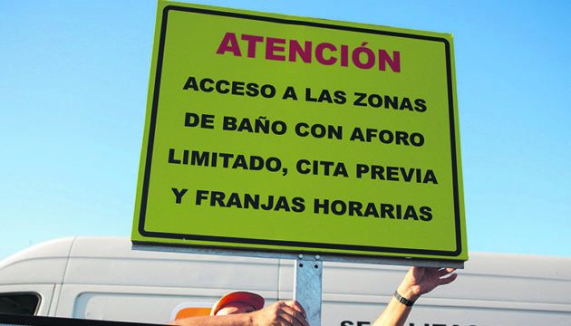 An der Küste von El Rosario (hier am Strand La Nea) weisen Schilder darauf hin, dass der Zugang zu den Badezonen eingeschränkt und nur mit Termin möglich ist. Foto: EFE