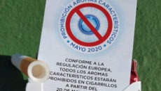 Eine Hinweiskarte in einer Zigarettenschachtel weist auf das Verbot von Aromastoffen hin, das am 20. Mai 2020 in Kraft getreten ist. Foto: Fritjof Harms