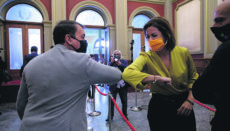 Evelyn Alonso grüßt José Manuel Bermúdez unmittelbar vor ihrer Vereidigung als neue Stadträtin. Foto: EFE