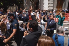 Der neue alte Bürgermeister lässt sich vor dem Rathaus von Sympathisanten feiern. Foto: efe