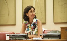 Lara Contreras ist die Leiterin der aktuellen Studie zur Entwicklung der Armutszahlen unter dem Einfluss der Pandemie. Foto: Congreso de los Diputados