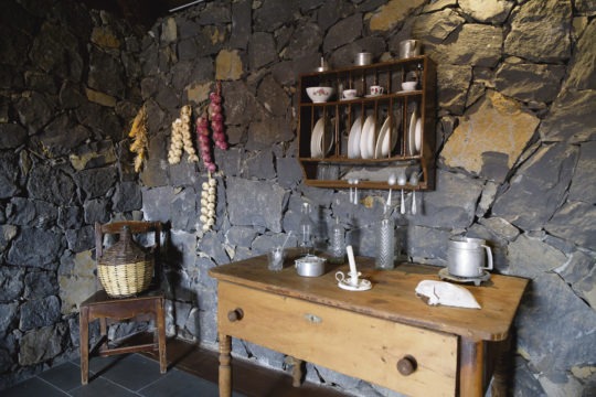 Das Ökomuseum erlaubt einen Blick in die ländliche Vergangenheit der Insel. Die Ausstellung ist in restaurierten Häusern aus den Anfängen des 18. Jahrhunderts untergebracht. Cabildo-Präsident Pedro Martín besuchte die Anlage, die neuerdings mit erweiterter Realität erlebbar ist. Fotos: Cabildo de Tenerife
