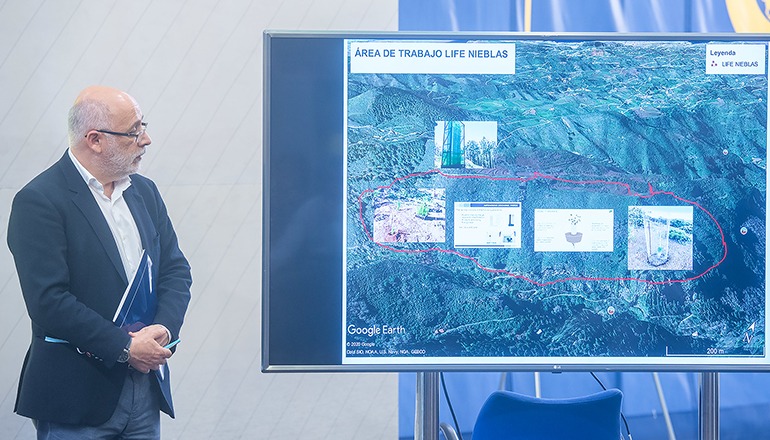 Cabildo-Präsident Antonio Morales vor einer Karte, welche die Abmessungen des Gebietes zeigt, in dem das Projekt LIFE Nieblas umgesetzt wird. Fotos: CABGC