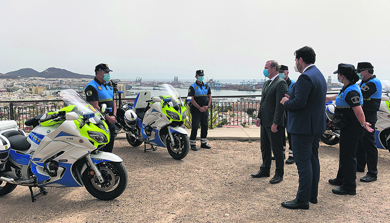 Bürgermeister Augusto Hidalgo hatte zusammen mit der Chefin der Policía Local und dem Stadtrat für Sicherheit Gelegenheit, die neuen Maschinen zu begutachten. Foto: Ayuntamiento de Las Palmas de Gran Canaria