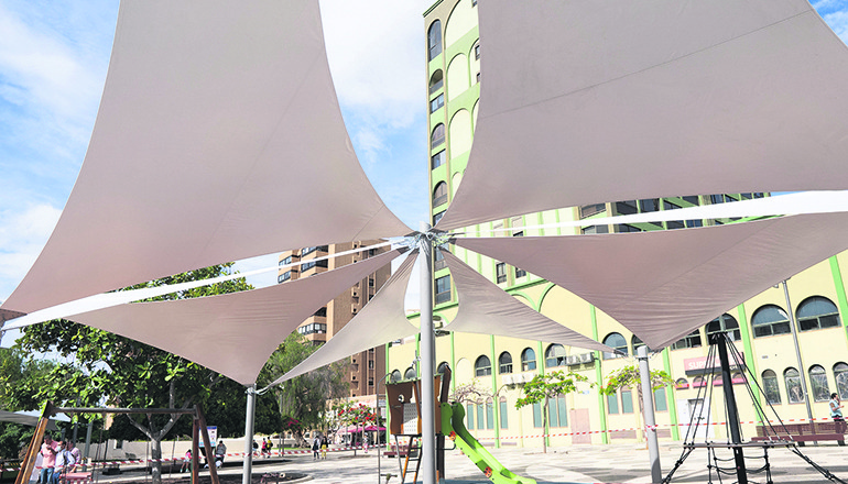 Wie eine große Blüte sind die Sonnensegel über den Spielplatz gespannt. Vizebürgermeisterin Matilde Zambudio wies darauf hin, dass auch Wert auf das Design gelegt wurde. Foto: Ayuntamiento de Santa Cruz der Tenerife