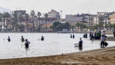 Mar Menor ist die größte Salzwasserlagune Europas. Im Oktober 2019 kam es infolge starker Regenfälle, durch die nitrathaltiges Wasser in die Lagune floss, zu einem Massensterben von Fischen. Foto: EFe