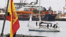 Der Segler „Nergha“ wurde auf hoher See abgefangen und in die Marinebasis auf Gran Canaria gebracht. Foto: EFE