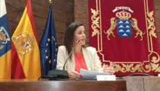 Die kanarische Tourismusministerin Yaiza Castilla unterzeichnete ein Abkommen mit der Versicherung Axa Seguros. Foto: Gobierno de Canarias